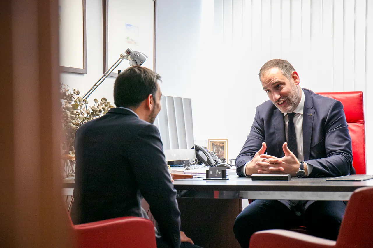 Abogado de García Carbonell atendiendo a un cliente en su despacho