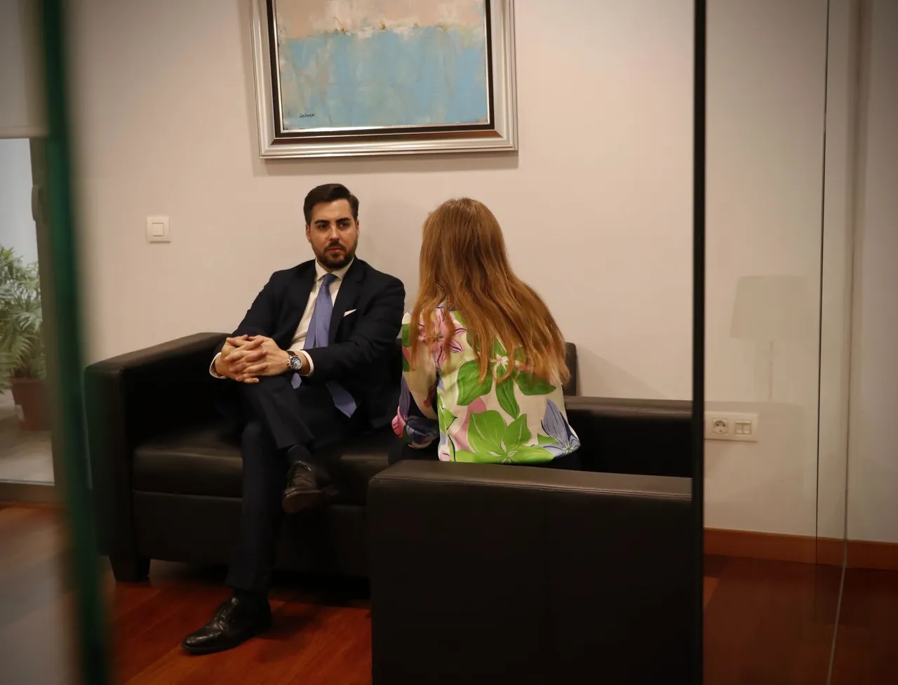 Abogado de García Carbonell atendiendo a una clienta