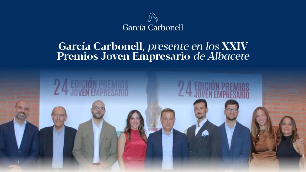 Fotografía de grupo de participantes en la XXIV edición de los Premios Joven Empresario de AJE Albacete.