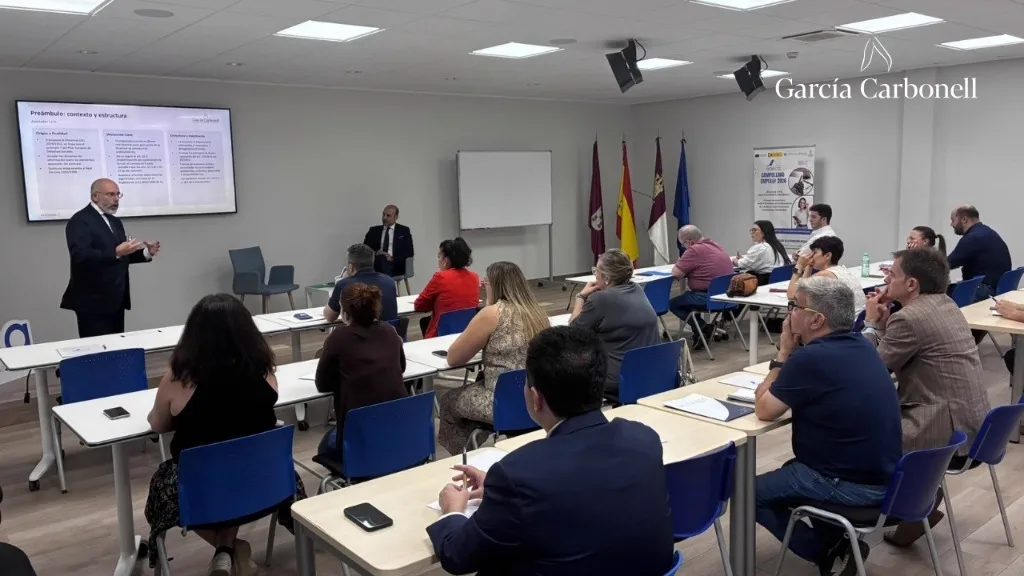 Empresarios de Albacete asisten a una jornada de asesoramiento laboral impartida por García Carbonell en ADECA Campollano.