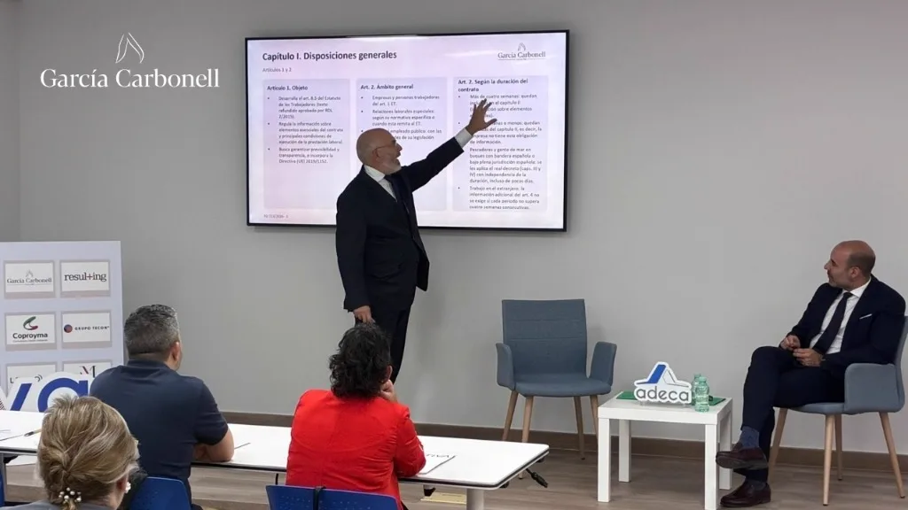 Ponencia sobre las nuevas obligaciones laborales del Real Decreto 723/2026 durante la jornada de García Carbonell en ADECA.