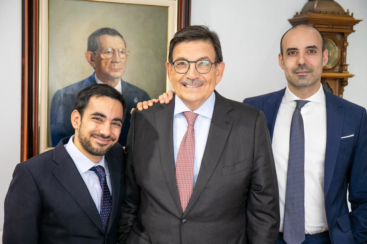 Tres generaciones de García Carbonell ante el retrato de Juan José García Carbonell, fundador del despacho