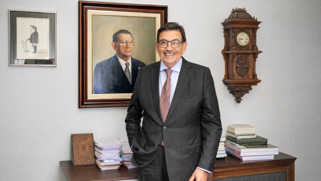 Julio Gabino García ante el retrato del fundador del despacho