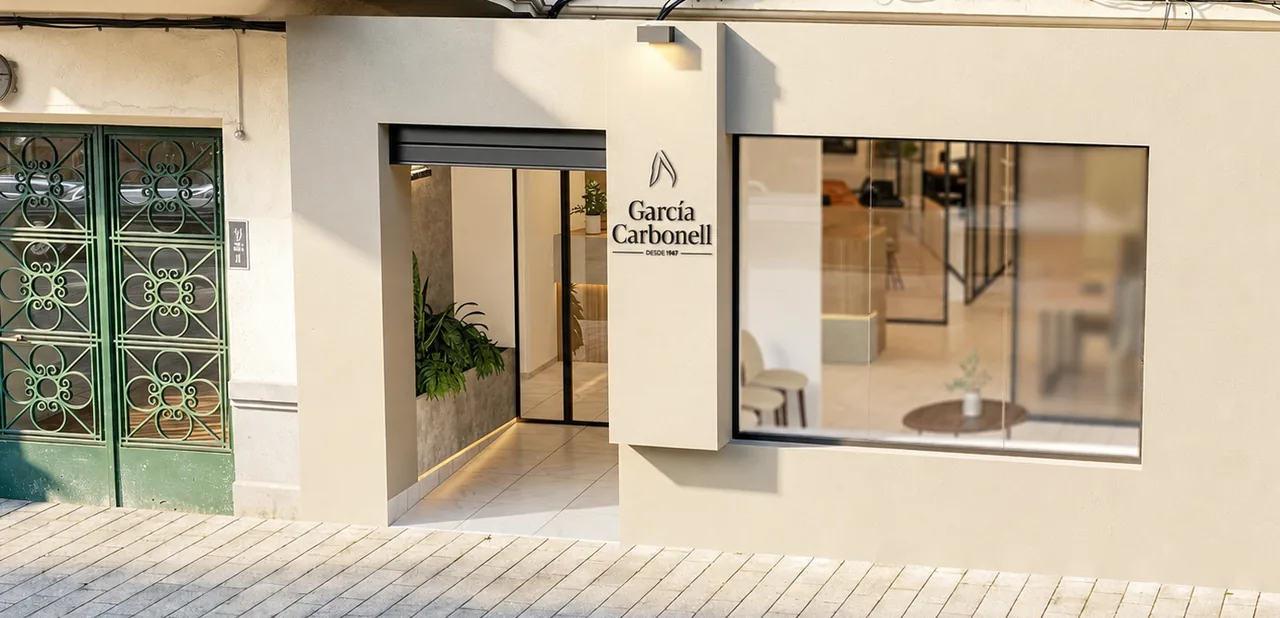 Fachada de la sede de García Carbonell, con el rótulo del despacho sobre la calle