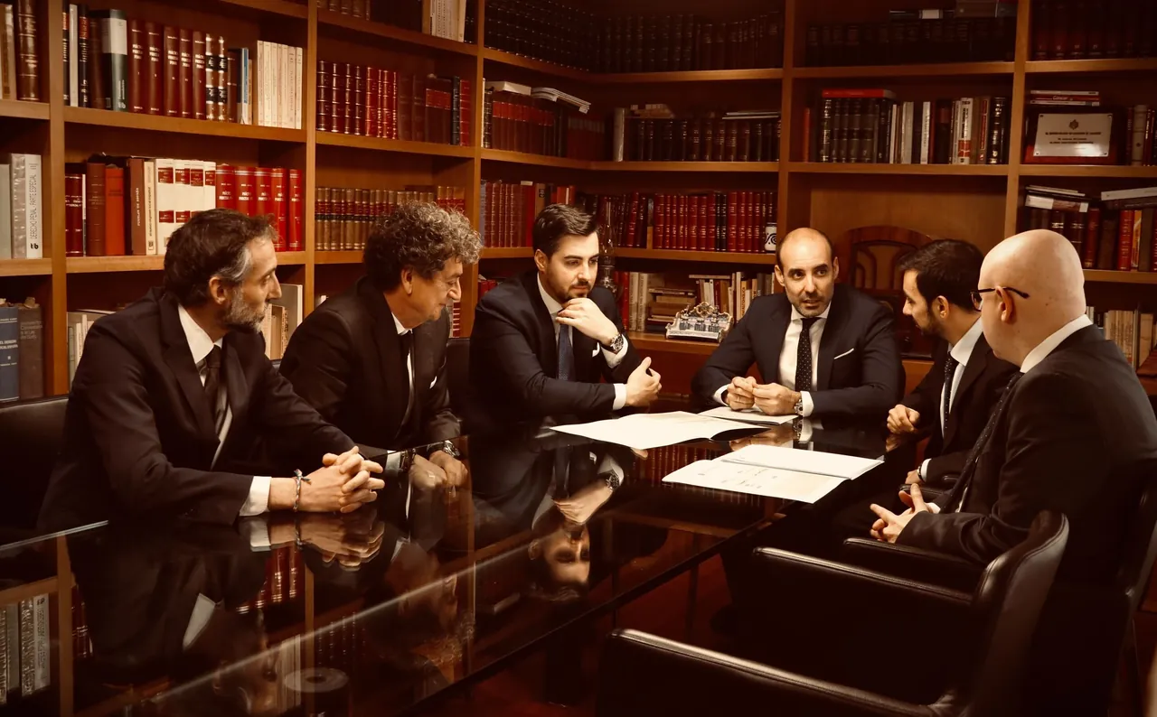 Equipo de García Carbonell reunido en la biblioteca del despacho