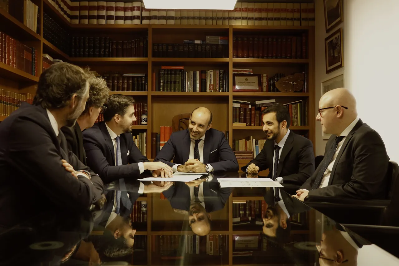 Equipo actual de García Carbonell reunido en la biblioteca del despacho