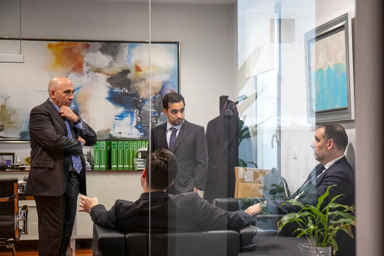 Profesionales de García Carbonell conversando en una sala del despacho