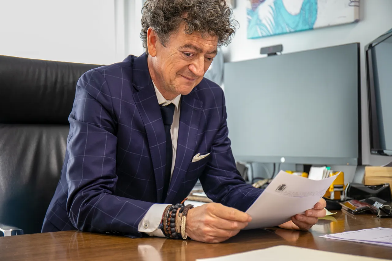 Abogado de García Carbonell leyendo un documento en su mesa de trabajo