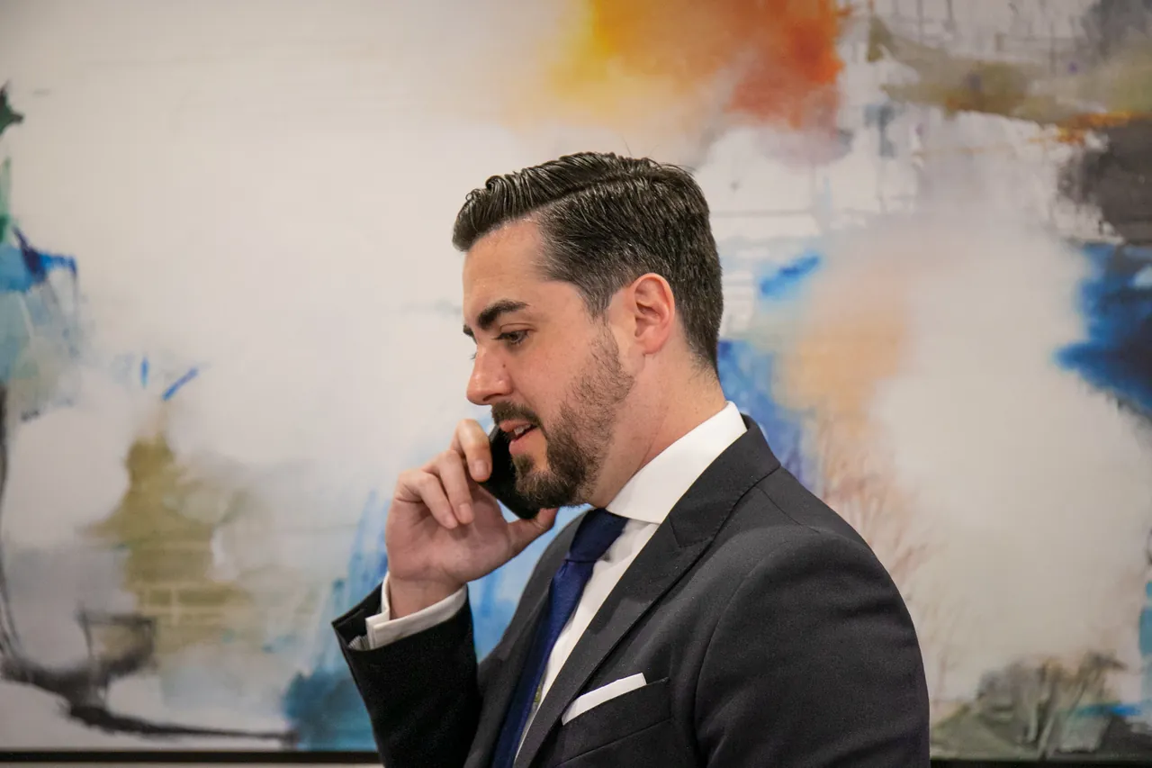 Abogado de García Carbonell atendiendo una llamada en el despacho