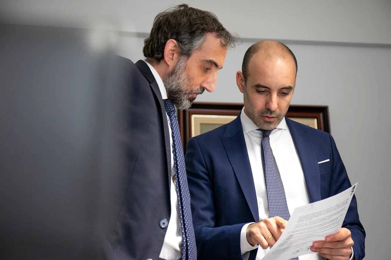 Dos abogados de García Carbonell revisando documentación juntos